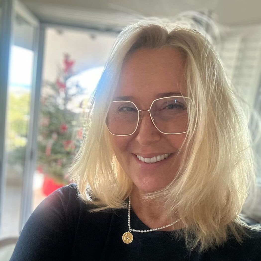 Mają po 58 lat, ale wyglądają dekadę młodziej. Wszystko przez stylizację